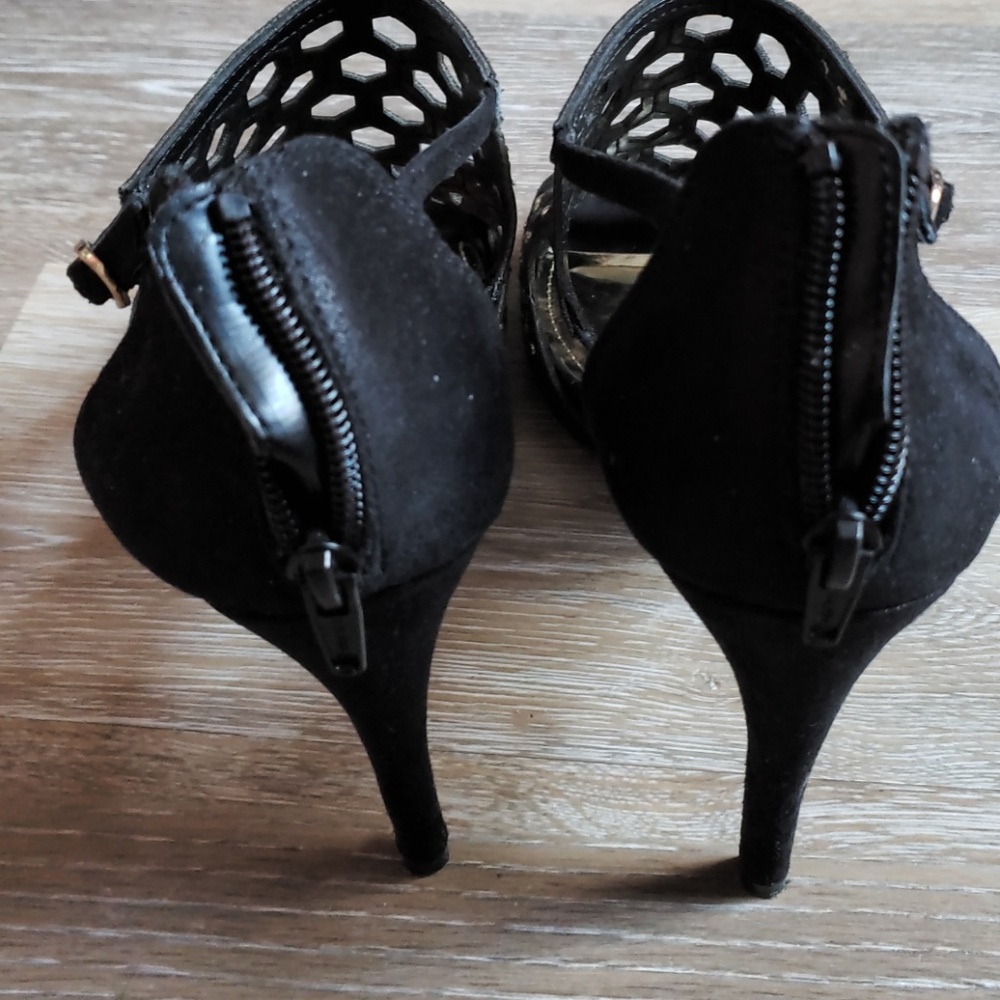 🌺🦋Black heels 4 high🦋🌺 - Picture 3 of 4